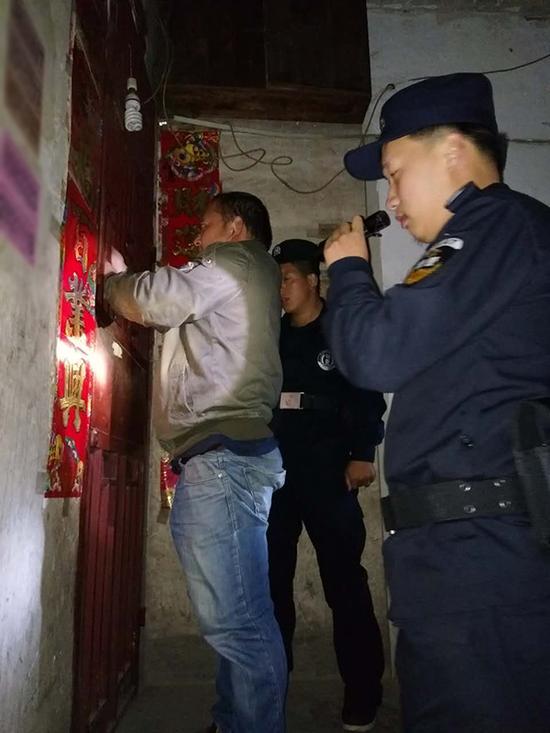 神农架粗心妈妈误将幼女锁家中 民警全城寻开锁师傅开门